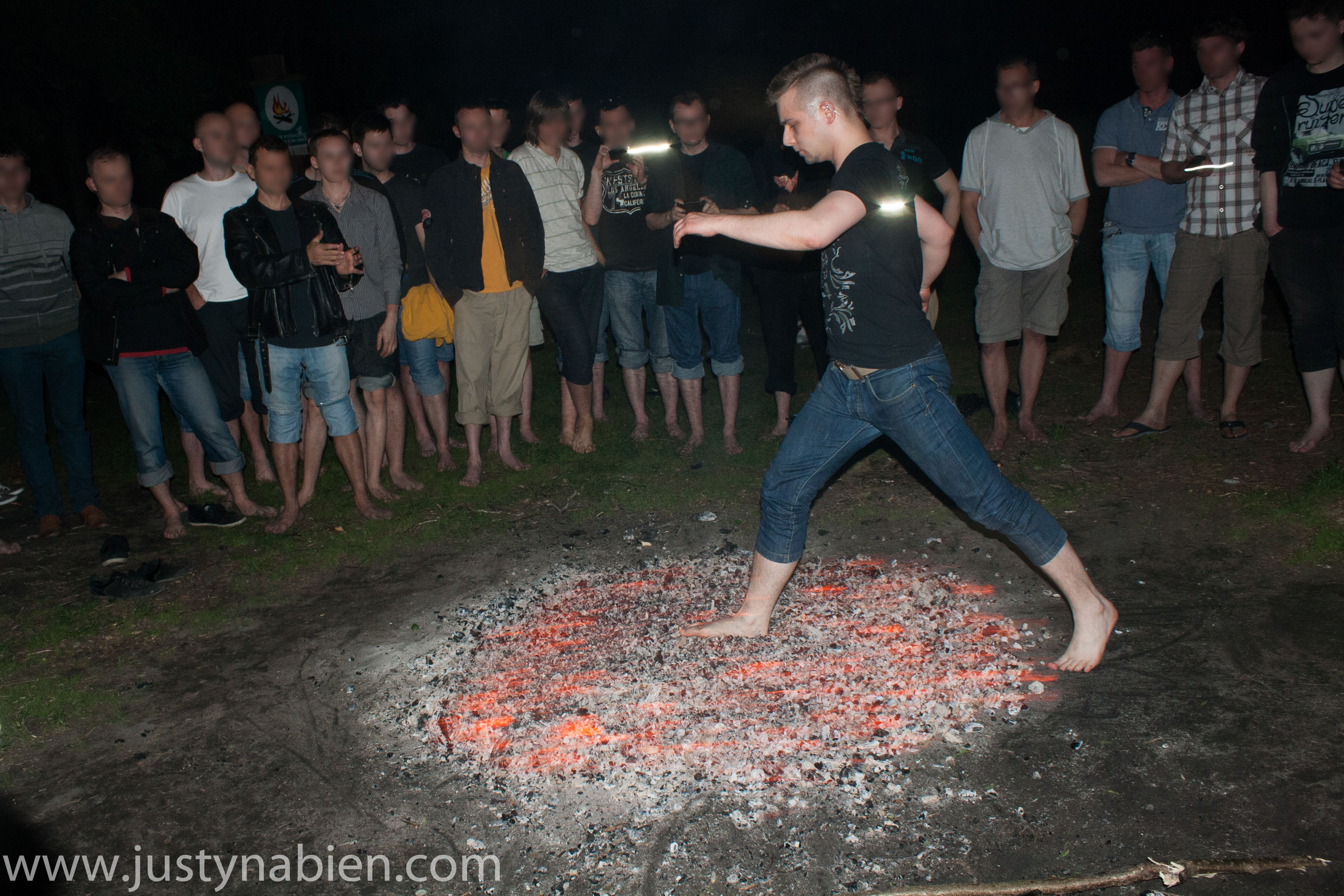 zlot uwodzicieli - chodzenie po węglach